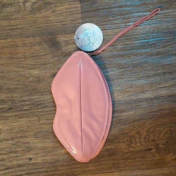 NEW SAVVY TRAVELERS KISS KLUTCH. - Picture 1 of 9